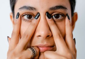 Los mejores trucos para hacer tus cejas crecer