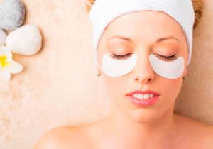Productos que ayudan a reducir las arrugas en la región de los ojos