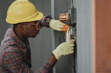 Cómo aprender a hacer mantenimiento eléctrico en tu hogar